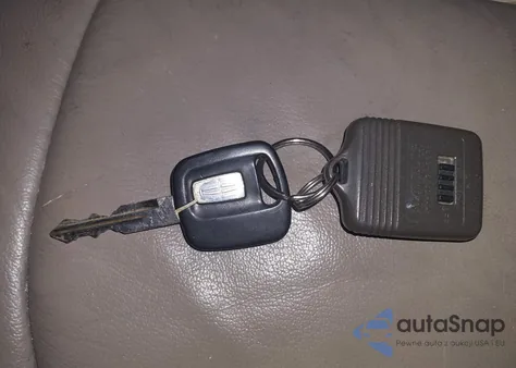 2000 Lincoln Continental z USA, uszkodzony, nr VIN 1LNHM97V5YY861793